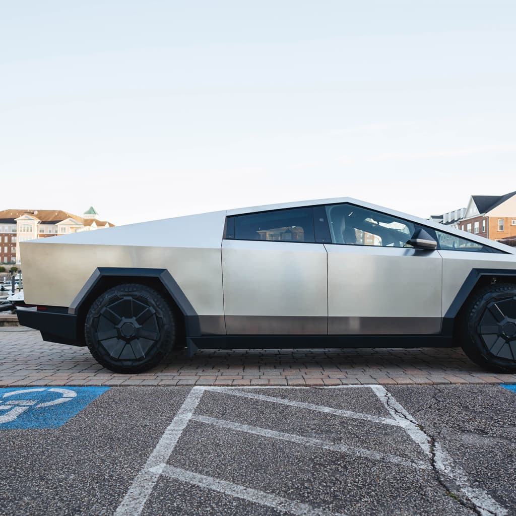 Tesla Cybertruck AWD thumbnail 3